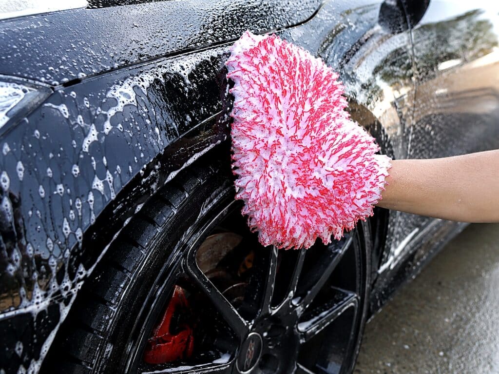 gant microfibre rouge blanc en action lavage