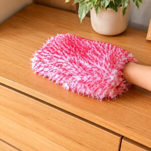 gant microfibre rouge blanc en action menage