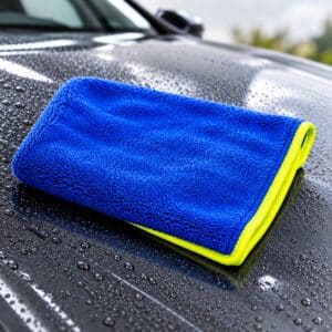 Serviette microfibre Kloryn Séchage Rapide 800 GSM – posée sur une carrosserie mouillée