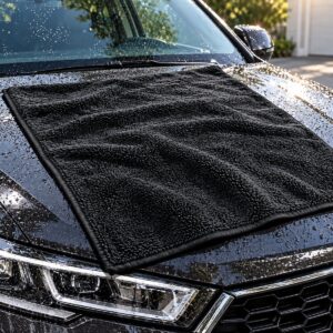 Serviette de séchage Kloryn Grand Format 1400 GSM – dépliée sur le capot d'un SUV